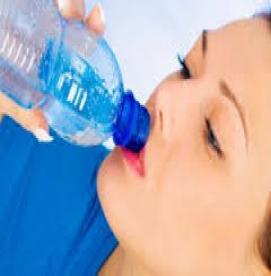 آیا نوشیدن آب زیاد برروی سلامت پوست اثردارد؟